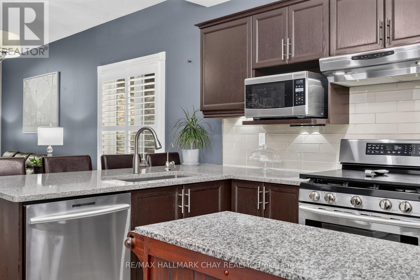 1925 Emerald Court, Innisfil, Ontario L9S 2A4 - Photo 5 - N13696354
