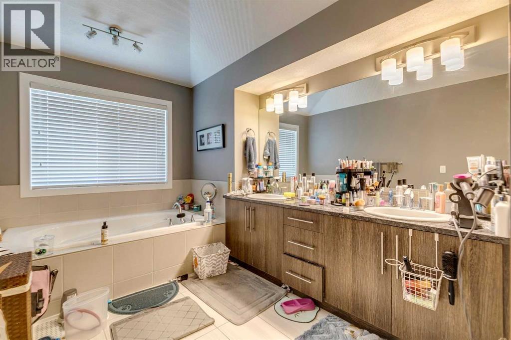 168 Rainbow Falls Heath, Chestermere, Alberta  T1X 0N4 - Photo 7 - A2338754