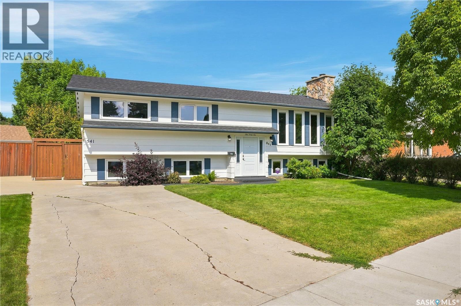 541 Guelph Crescent, Saskatoon, Saskatchewan  S7H 4R3 - Photo 2 - SK046171