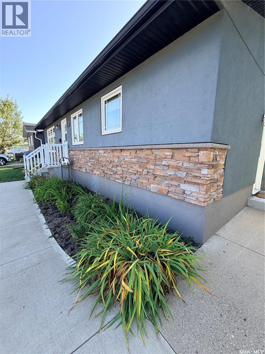 481 Willow Bay, Estevan, Saskatchewan  S4A 2G3 - Photo 2 - SK046137