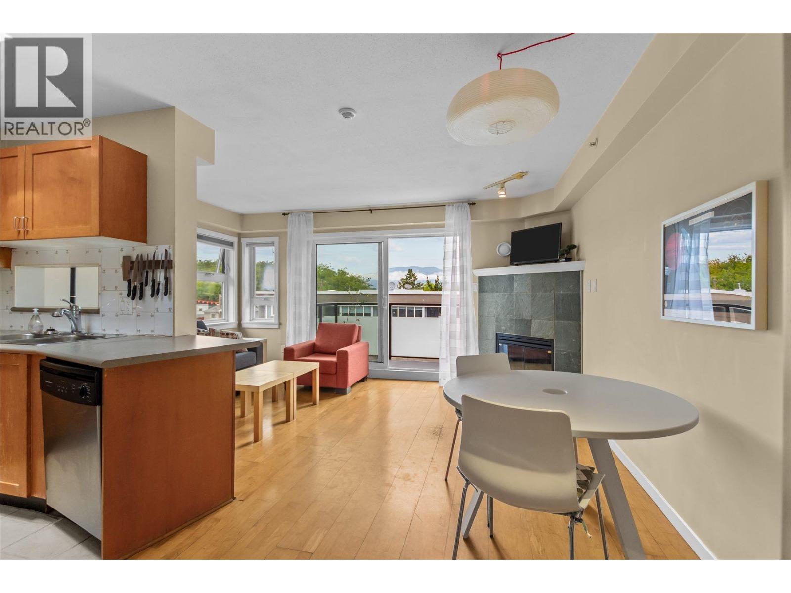 301 3788 W 10th Avenue, Vancouver, British Columbia  V6R 2G4 - Photo 3 - R3157165