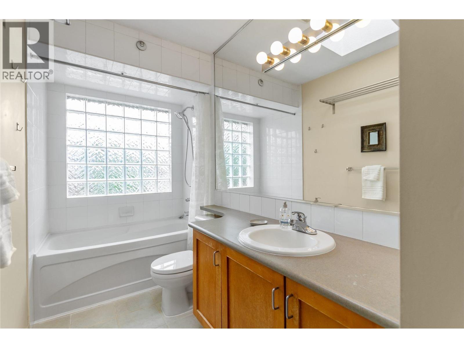 301 3788 W 10th Avenue, Vancouver, British Columbia  V6R 2G4 - Photo 17 - R3157165