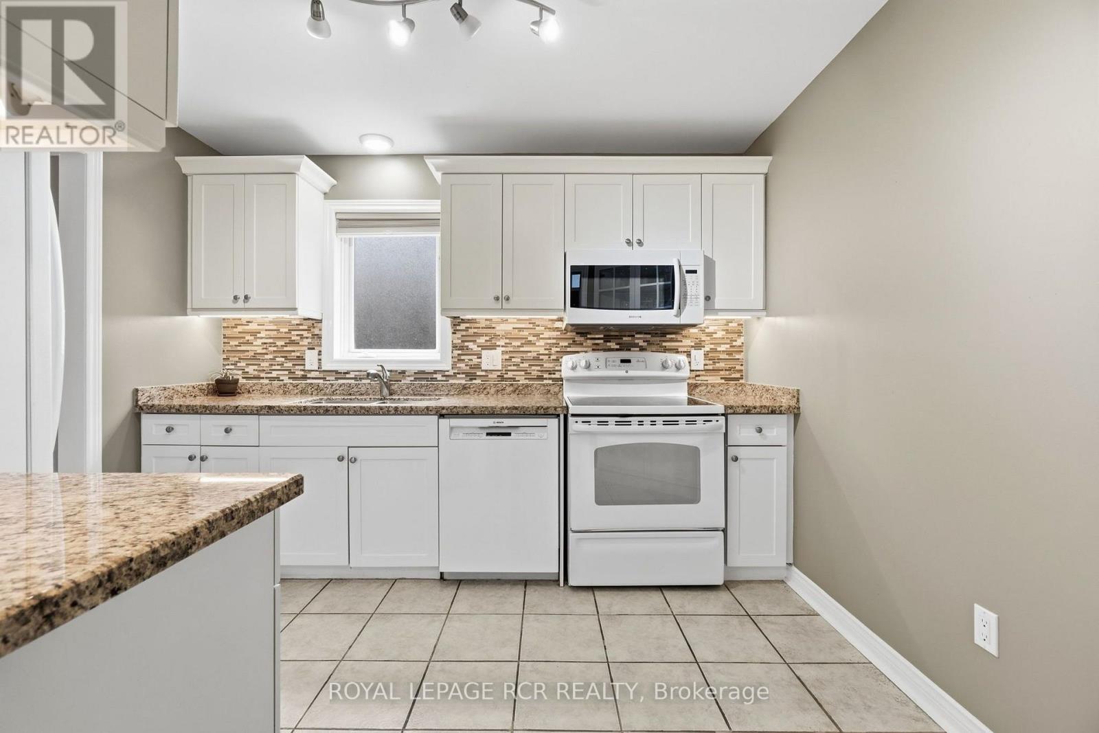 2 - 46 Sunset Boulevard, New Tecumseth, Ontario  L9R 1Z5 - Photo 9 - N13696678