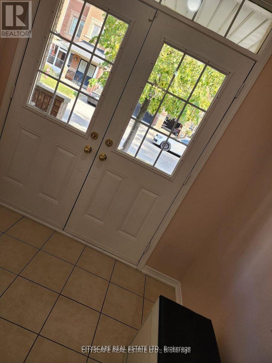 94 Unionville Crescent, Brampton, Ontario  L6P 2Z4 - Photo 4 - W13696674