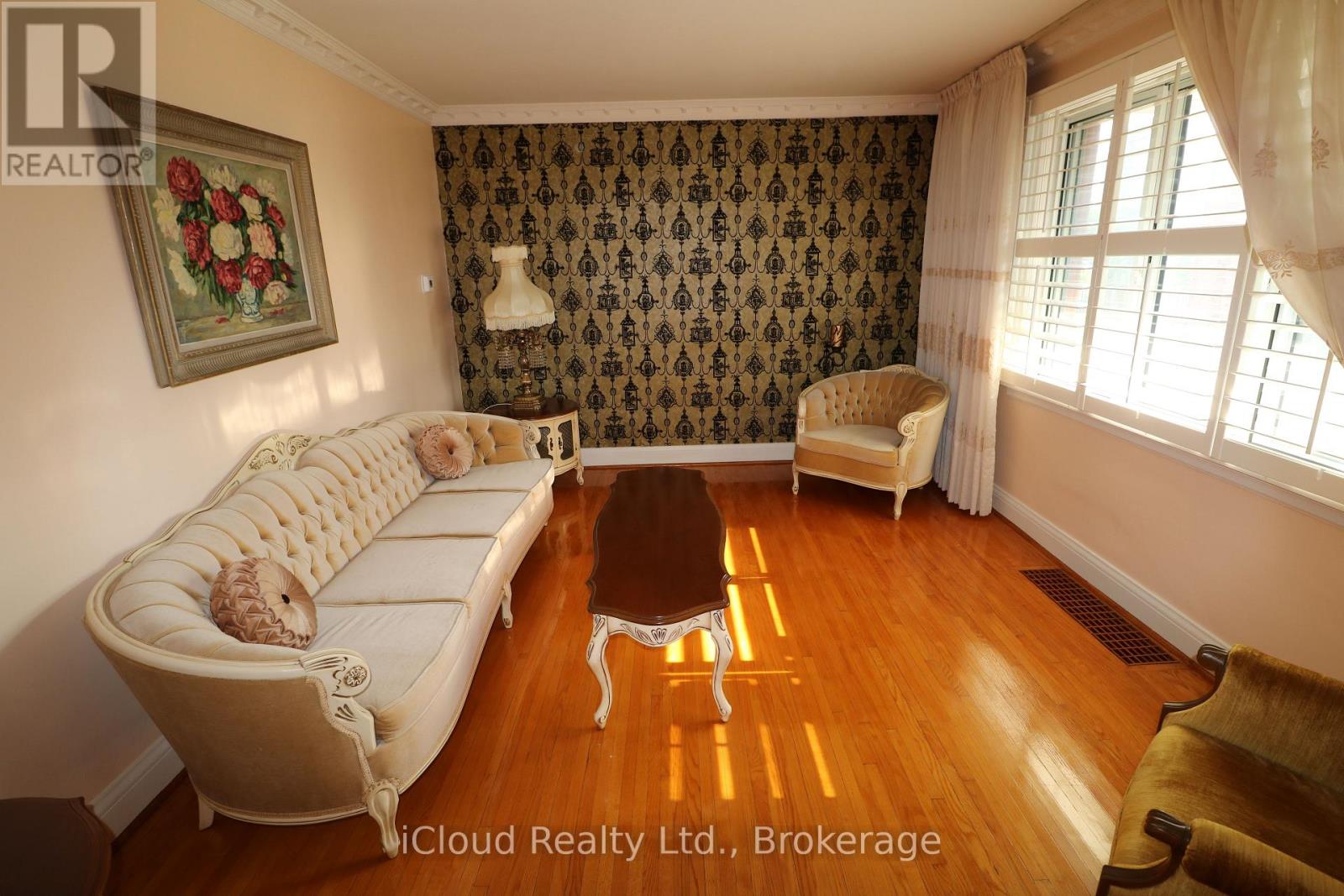 9 Benalto Road, Toronto, Ontario  M6A 2R7 - Photo 7 - W13696546