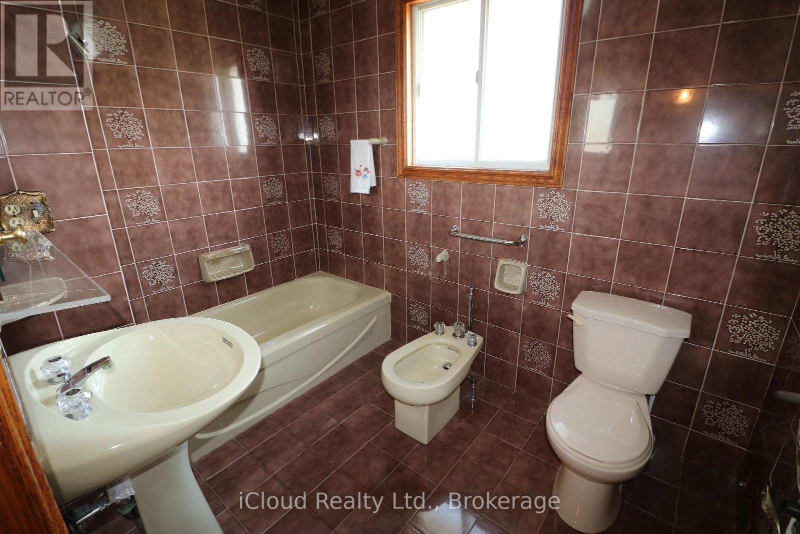 9 Benalto Road, Toronto, Ontario  M6A 2R7 - Photo 29 - W13696546