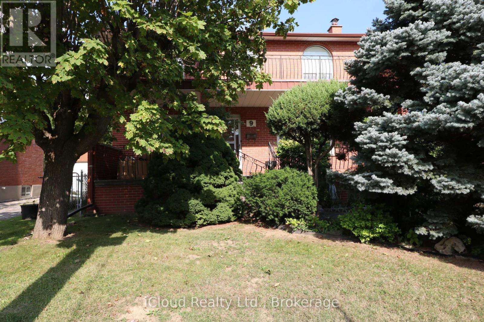9 Benalto Road, Toronto, Ontario  M6A 2R7 - Photo 3 - W13696546