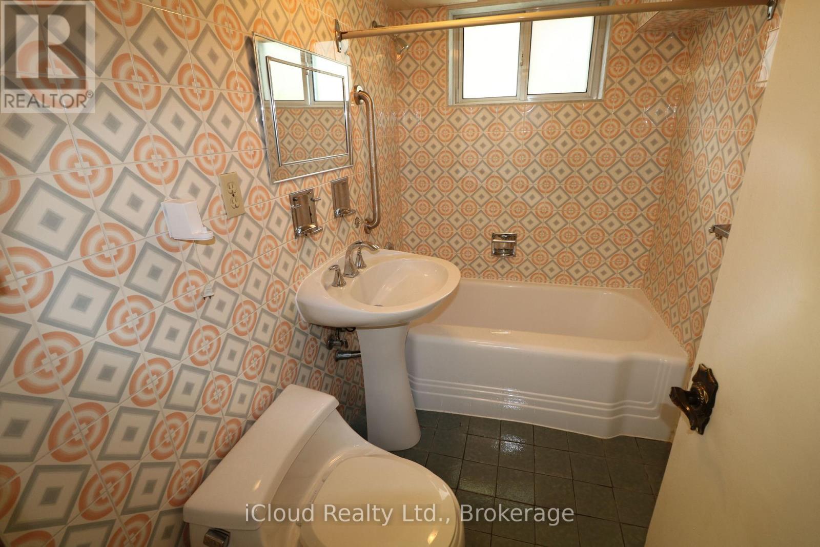 9 Benalto Road, Toronto, Ontario  M6A 2R7 - Photo 39 - W13696546