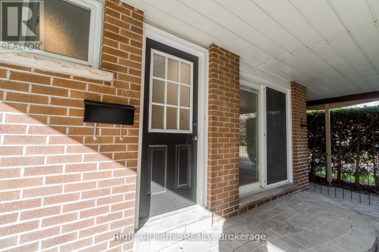 899 Florell Drive, Oshawa, Ontario  L1H 6W3 - Photo 3 - E13696816