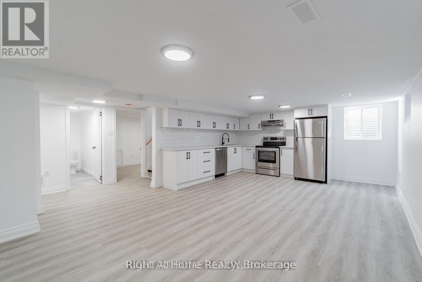 899 Florell Drive, Oshawa, Ontario  L1H 6W3 - Photo 4 - E13696816