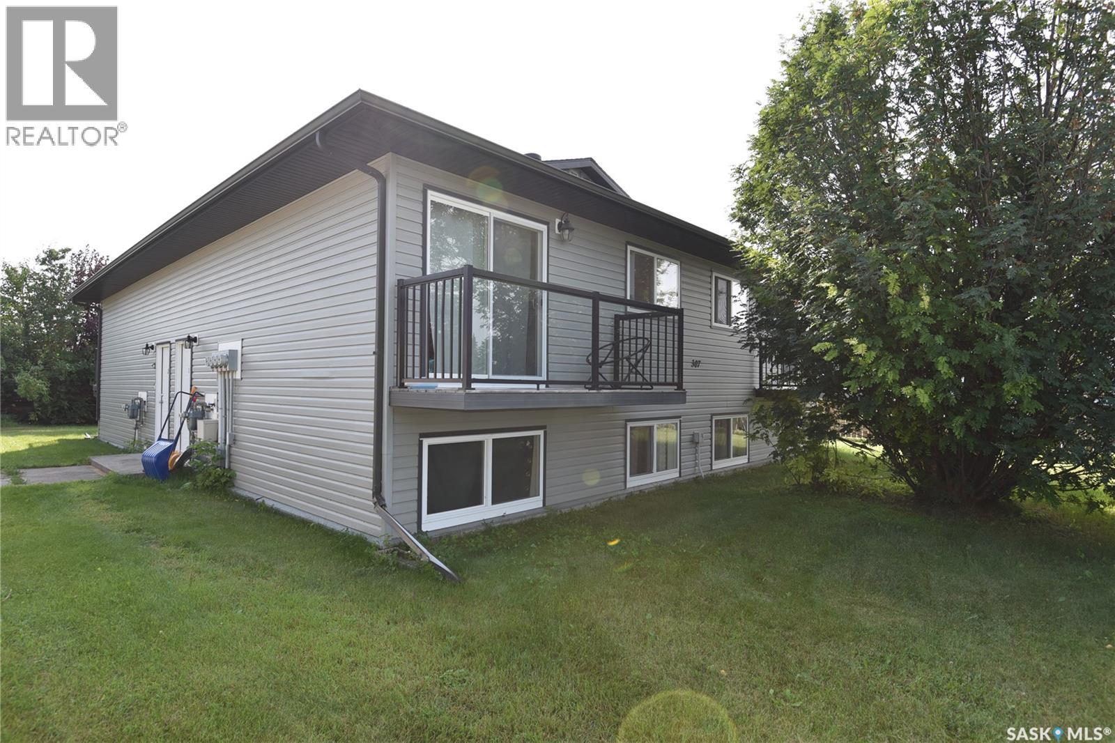 307 6th Street E, Nipawin, Saskatchewan  S0E 1E0 - Photo 2 - SK046073