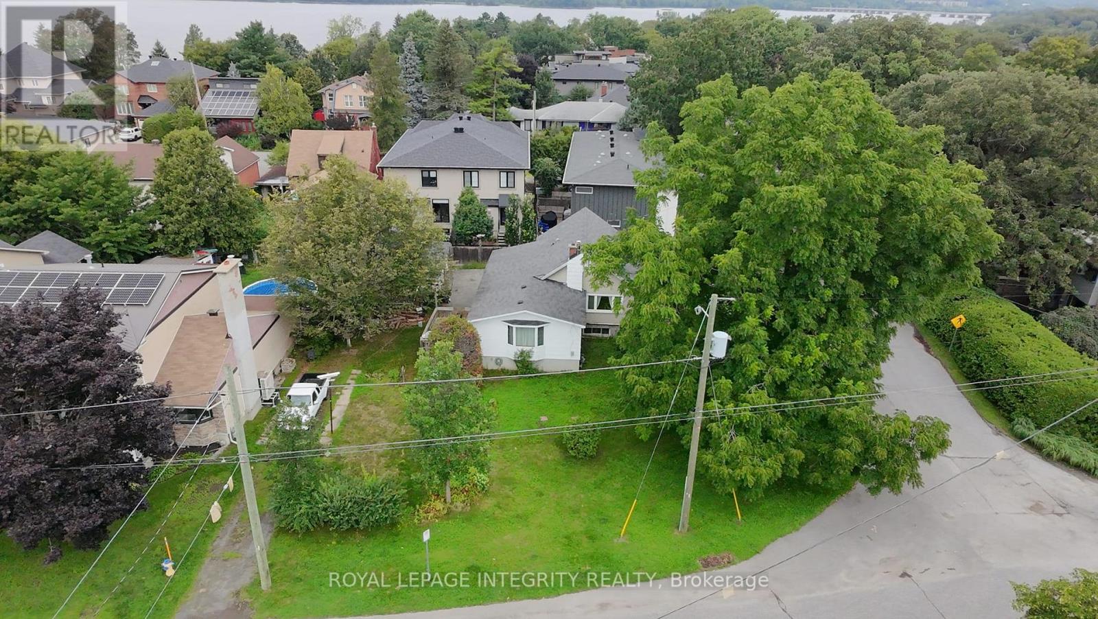 322 Kirchoffer Avenue, Ottawa, Ontario  K2A 1Y3 - Photo 2 - X13696878