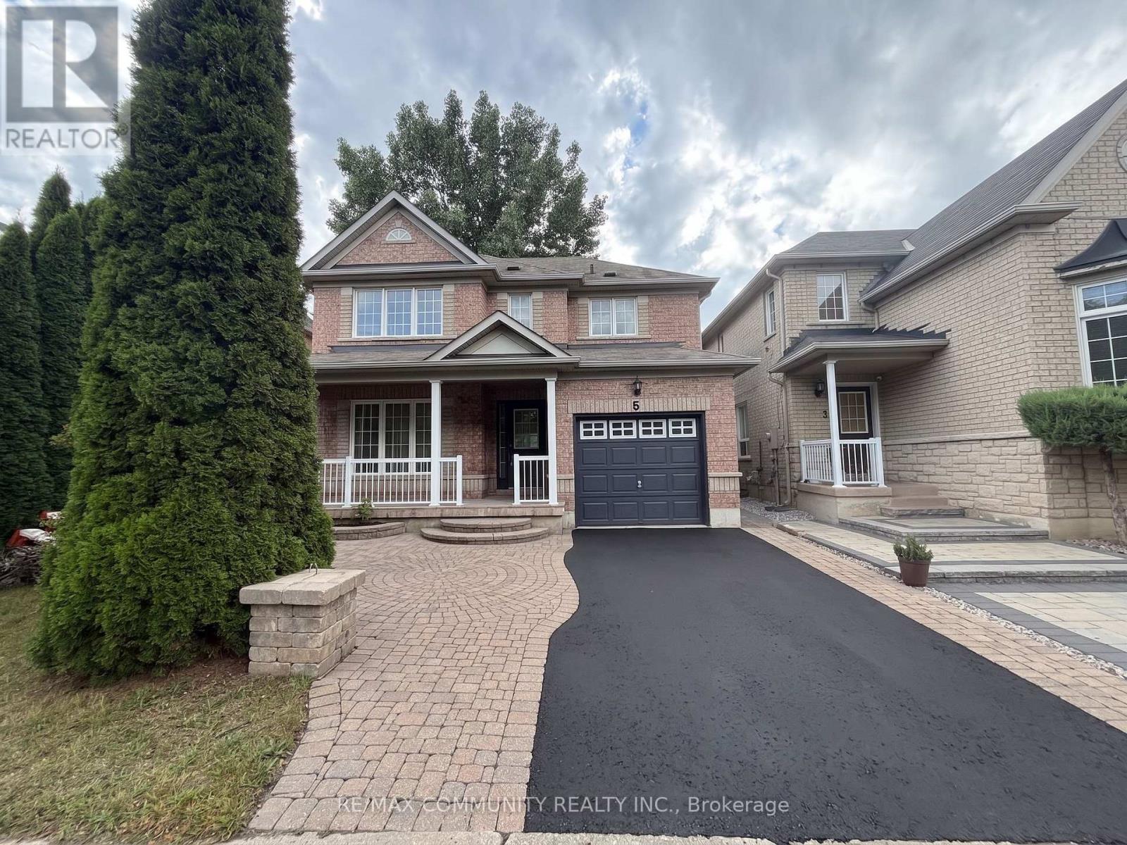 <div class="slider-price">$1,099,000</div><p>5 Canoe Crescent, Toronto, Ontario</p>