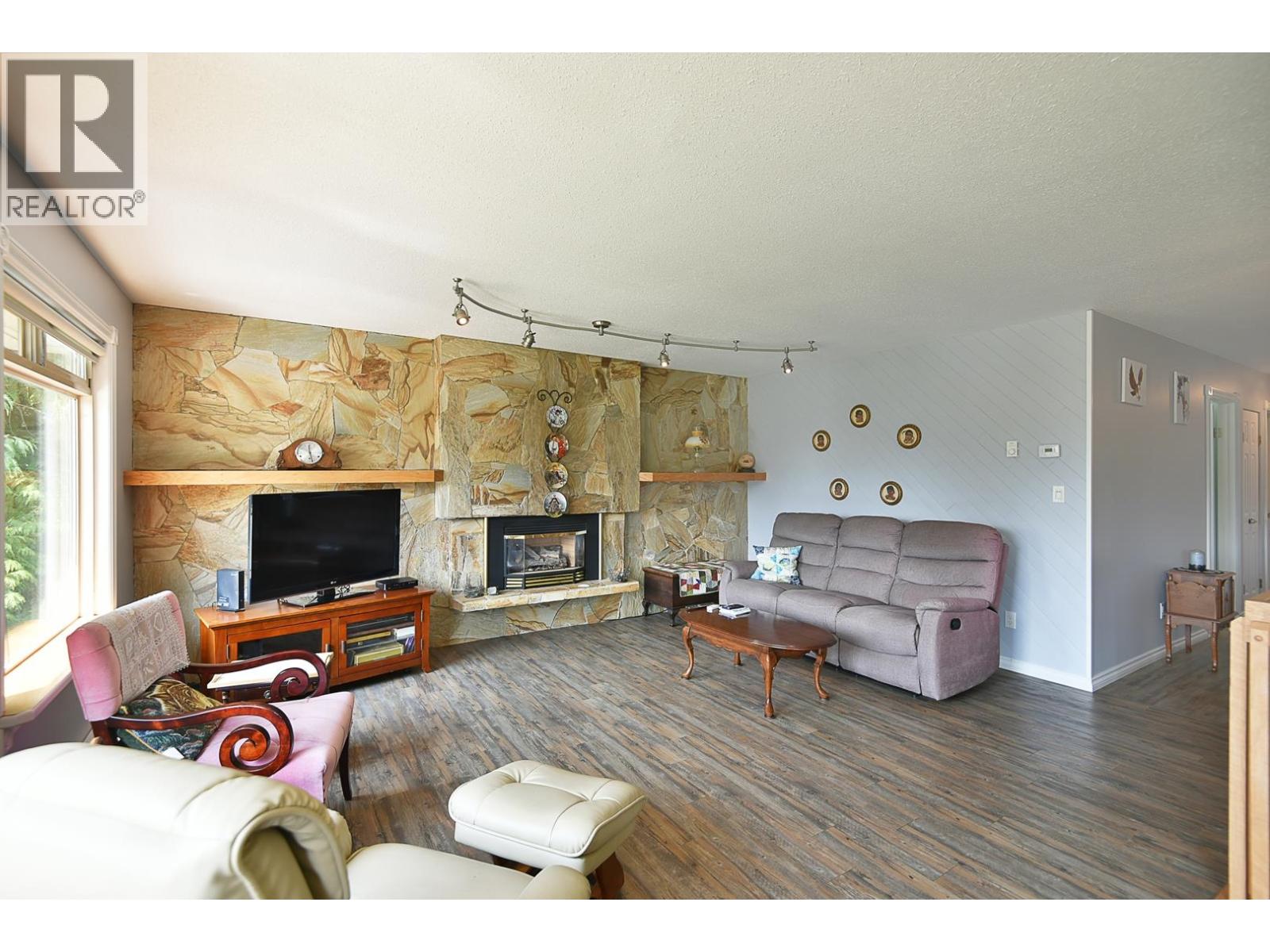 6450 Jasper Road, Sechelt, British Columbia  V7Z 0S6 - Photo 2 - R3157526