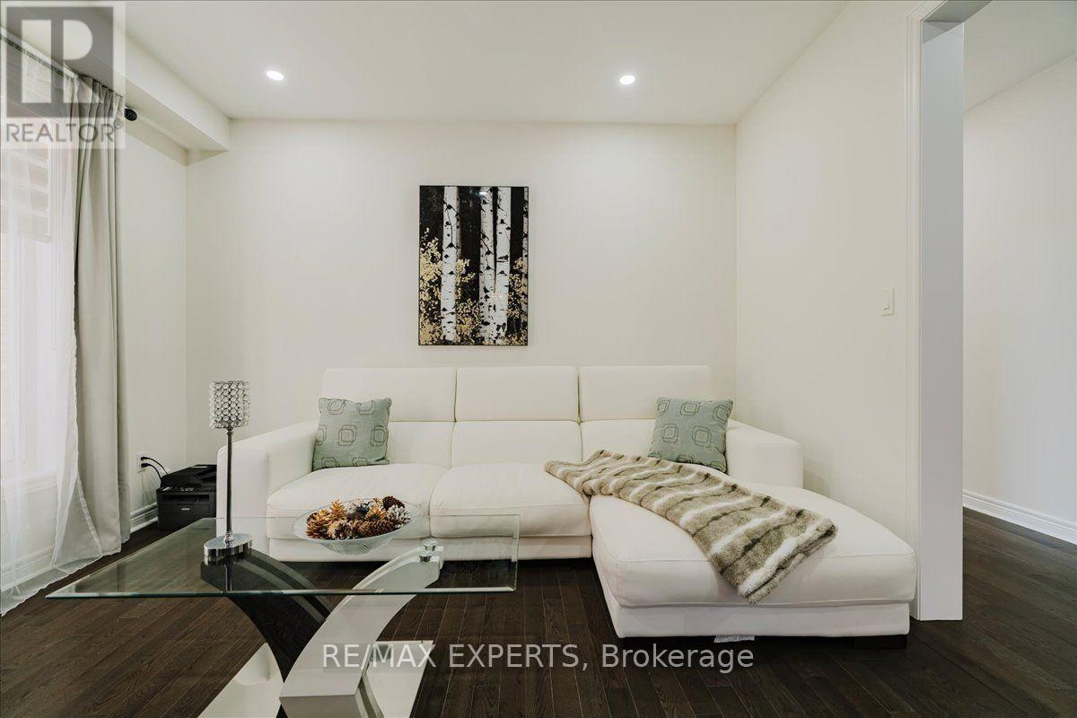 43 Lewis Avenue, Bradford West Gwillimbury, Ontario  L3Z 0X2 - Photo 4 - N13696776