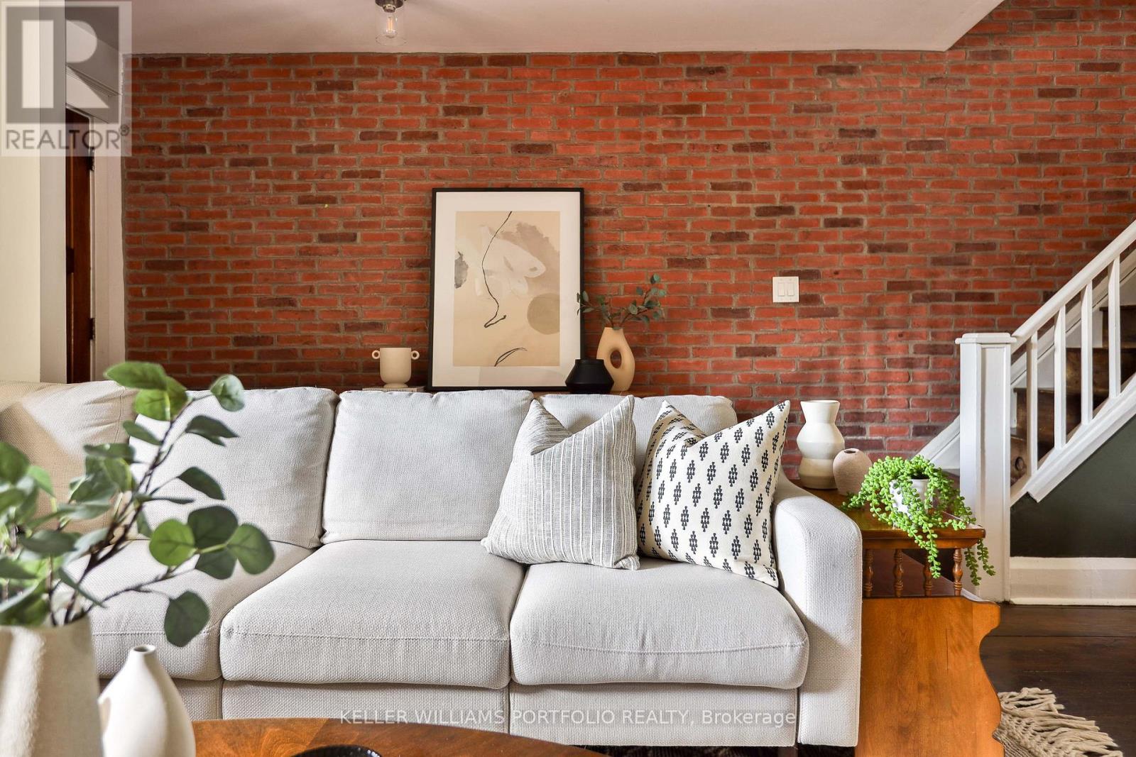 <div class="slider-price">$879,000</div><p>28 Pryor Avenue, Toronto, Ontario</p>
