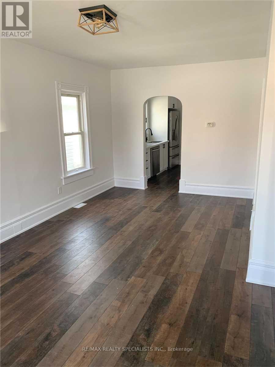 12 Page Street, St. Catharines, Ontario  L2R 4A3 - Photo 2 - X13696802