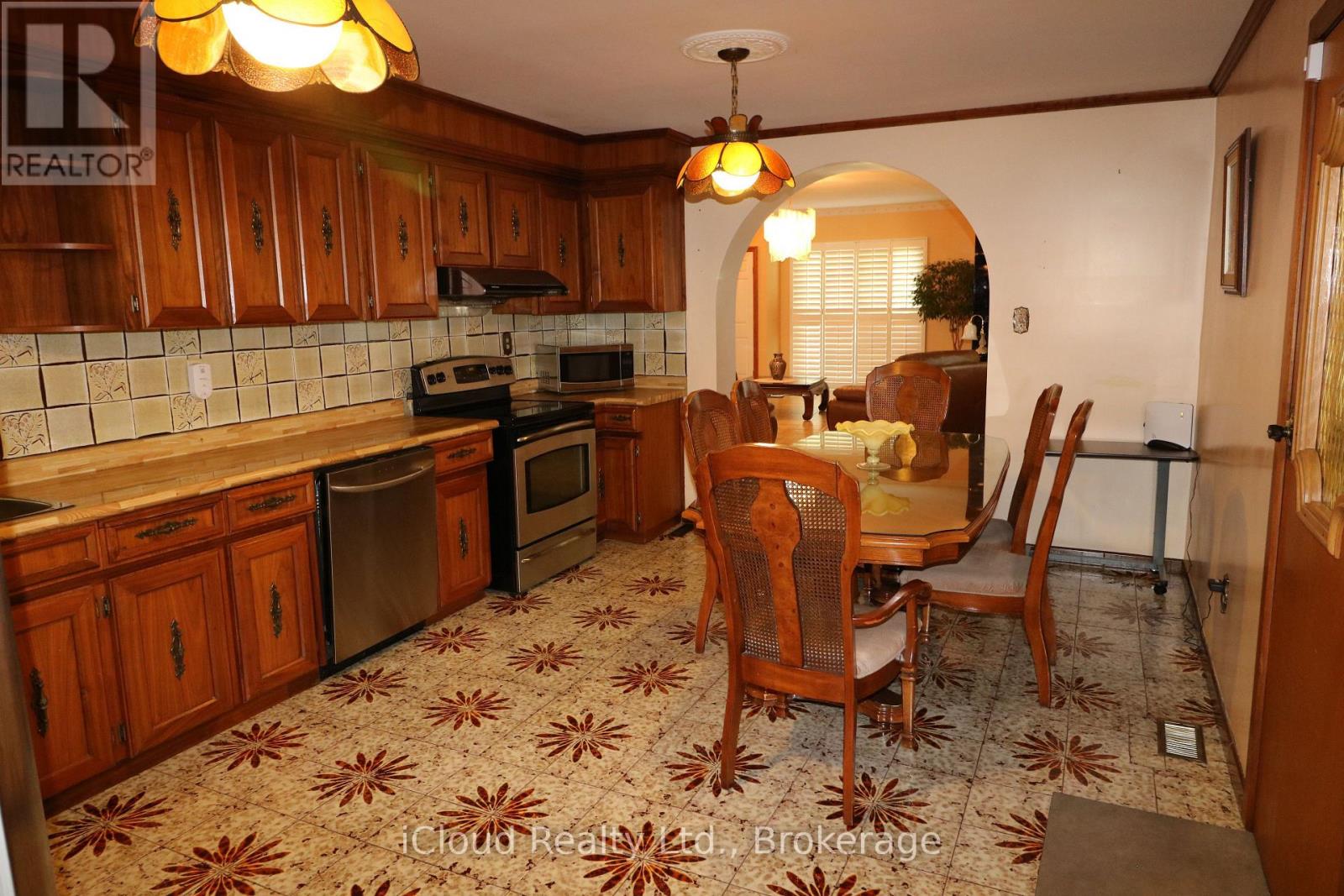 9 Benalto Road, Toronto, Ontario  M6A 2R7 - Photo 12 - W13696546