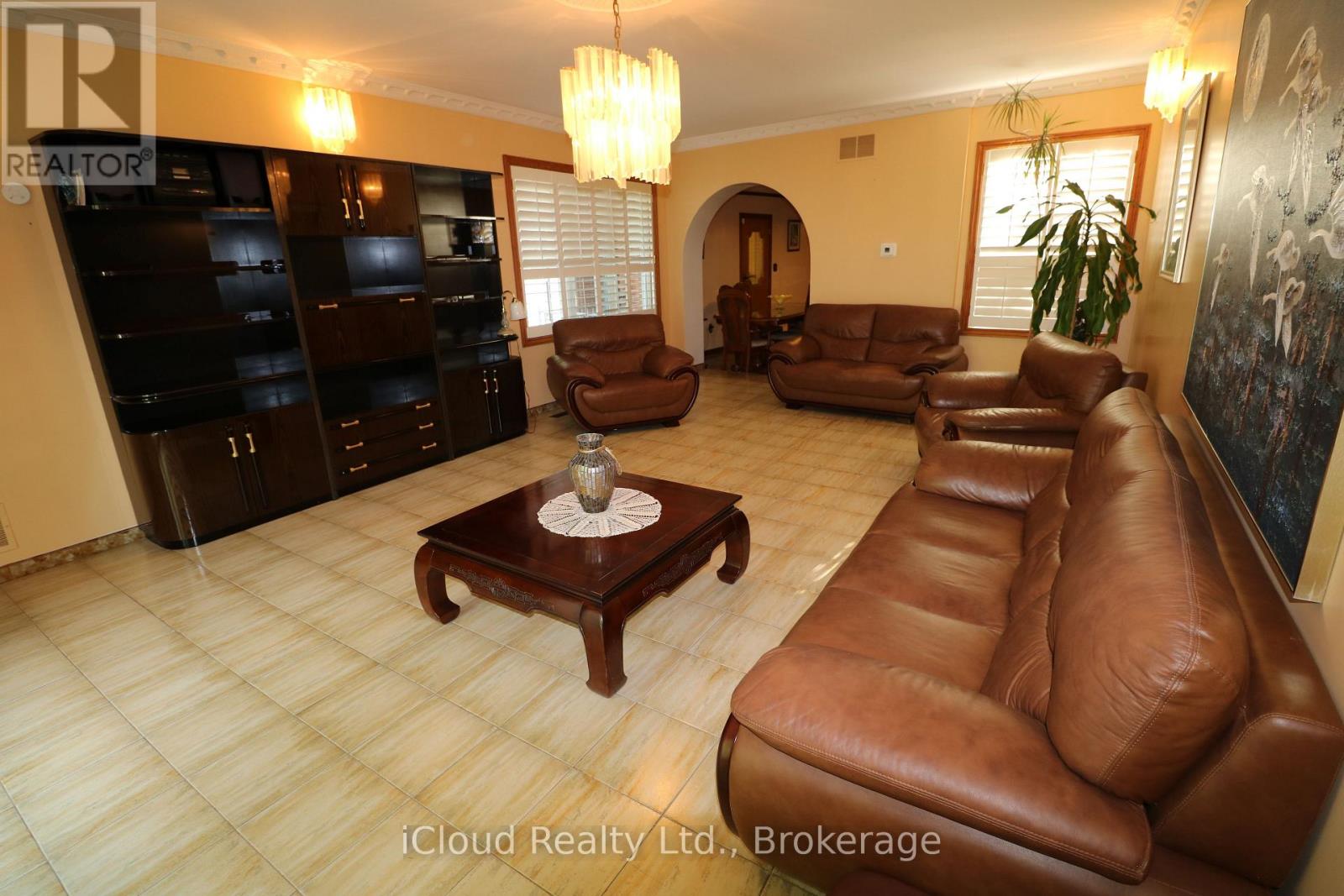9 Benalto Road, Toronto, Ontario  M6A 2R7 - Photo 17 - W13696546