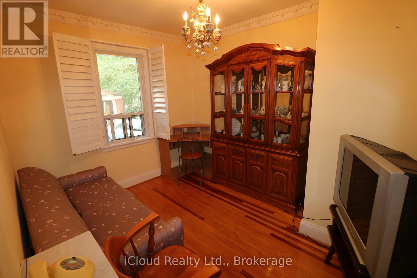 9 Benalto Road, Toronto, Ontario  M6A 2R7 - Photo 11 - W13696546