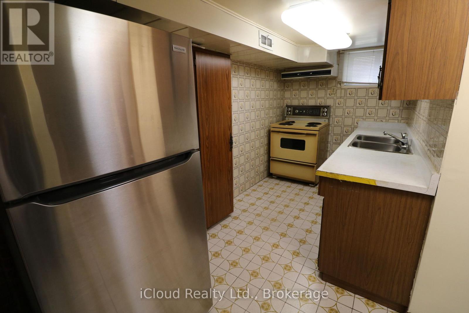9 Benalto Road, Toronto, Ontario  M6A 2R7 - Photo 38 - W13696546