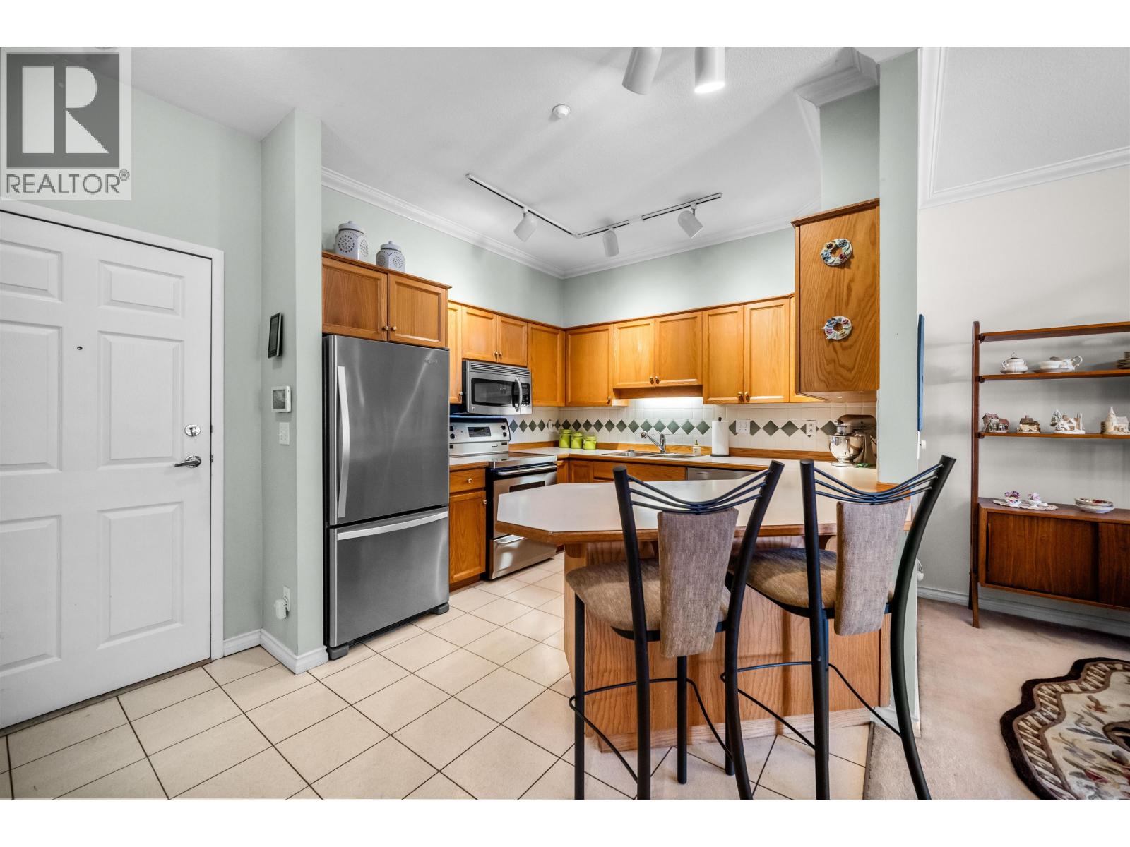 504 25 Richmond Street, New Westminster, British Columbia V3L 5P9 - Photo 2 - R3157554