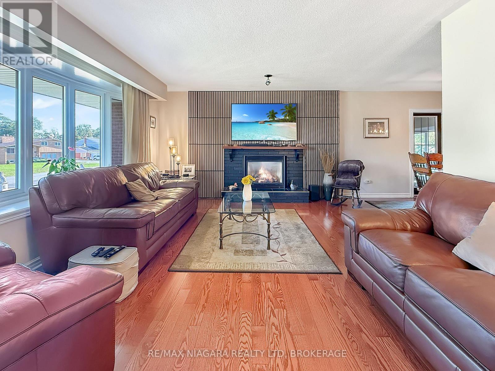 27 Lindbergh Drive, Fort Erie (Central), Ontario L2A 2Z5 - Photo 4 - X13697050