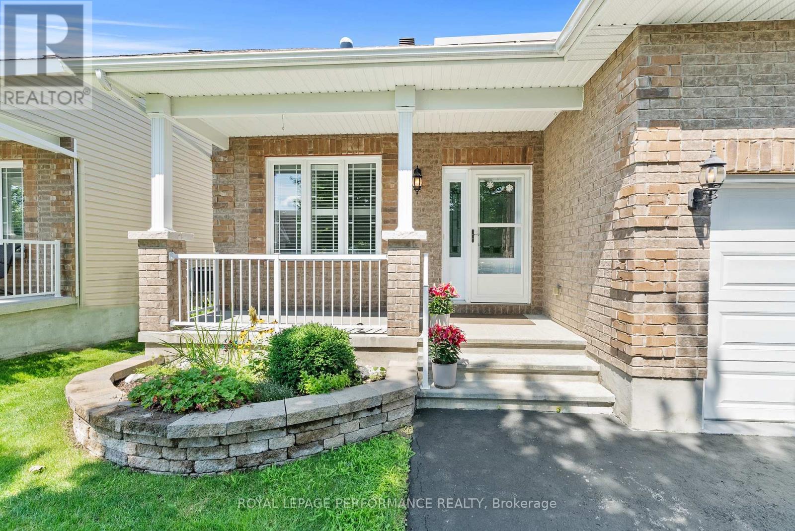7 Abbey Crescent, Russell, Ontario K4R 0B5 - Photo 1 - X13669962