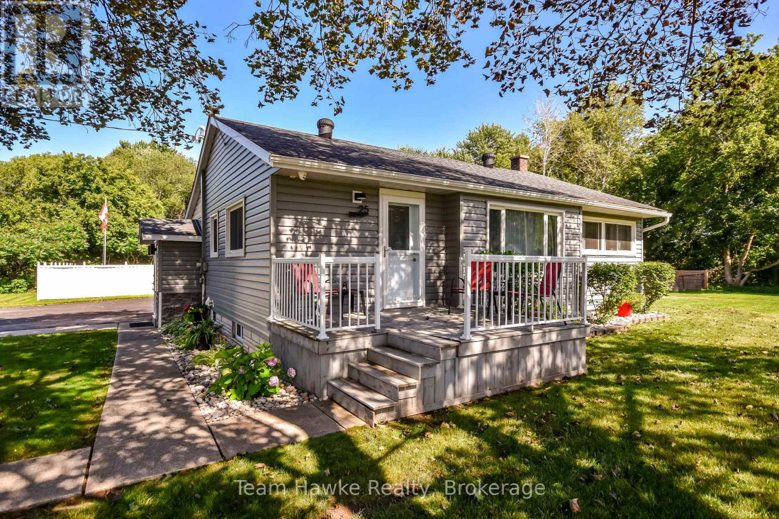 25 Lucy Street, Penetanguishene, Ontario  L9M 1K7 - Photo 3 - S13697012