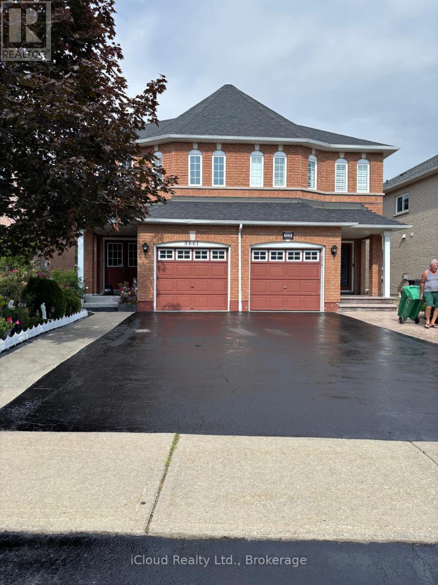 5661 Volpe Avenue, Mississauga, Ontario  L5V 3A6 - Photo 2 - W13644924
