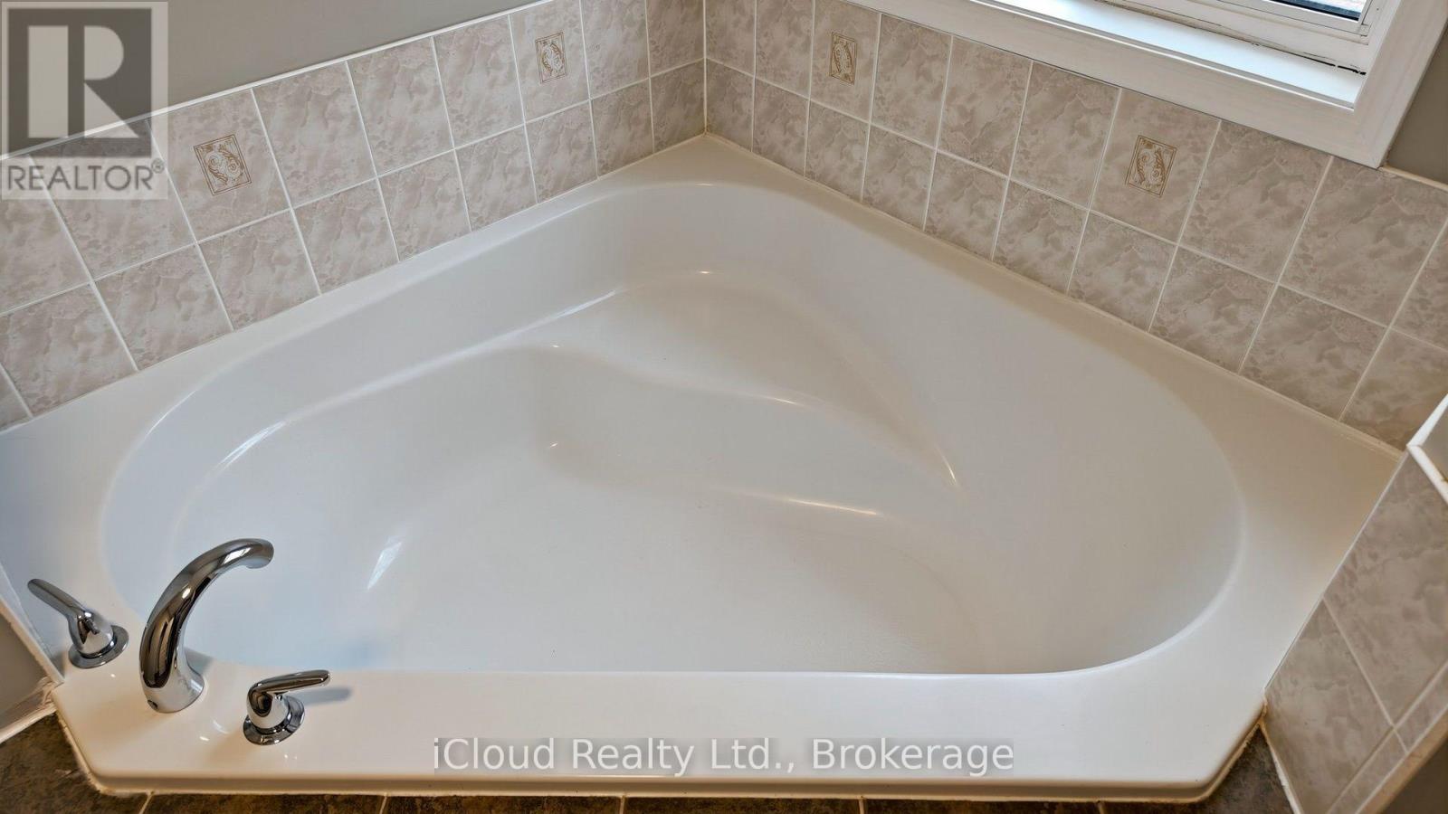 5661 Volpe Avenue, Mississauga, Ontario  L5V 3A6 - Photo 19 - W13644924