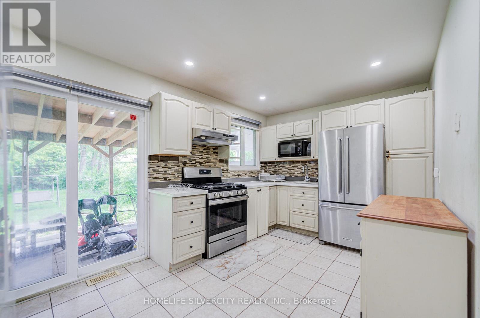 160 Purvis Crescent, Toronto, Ontario  M1B 1H9 - Photo 5 - E13697134