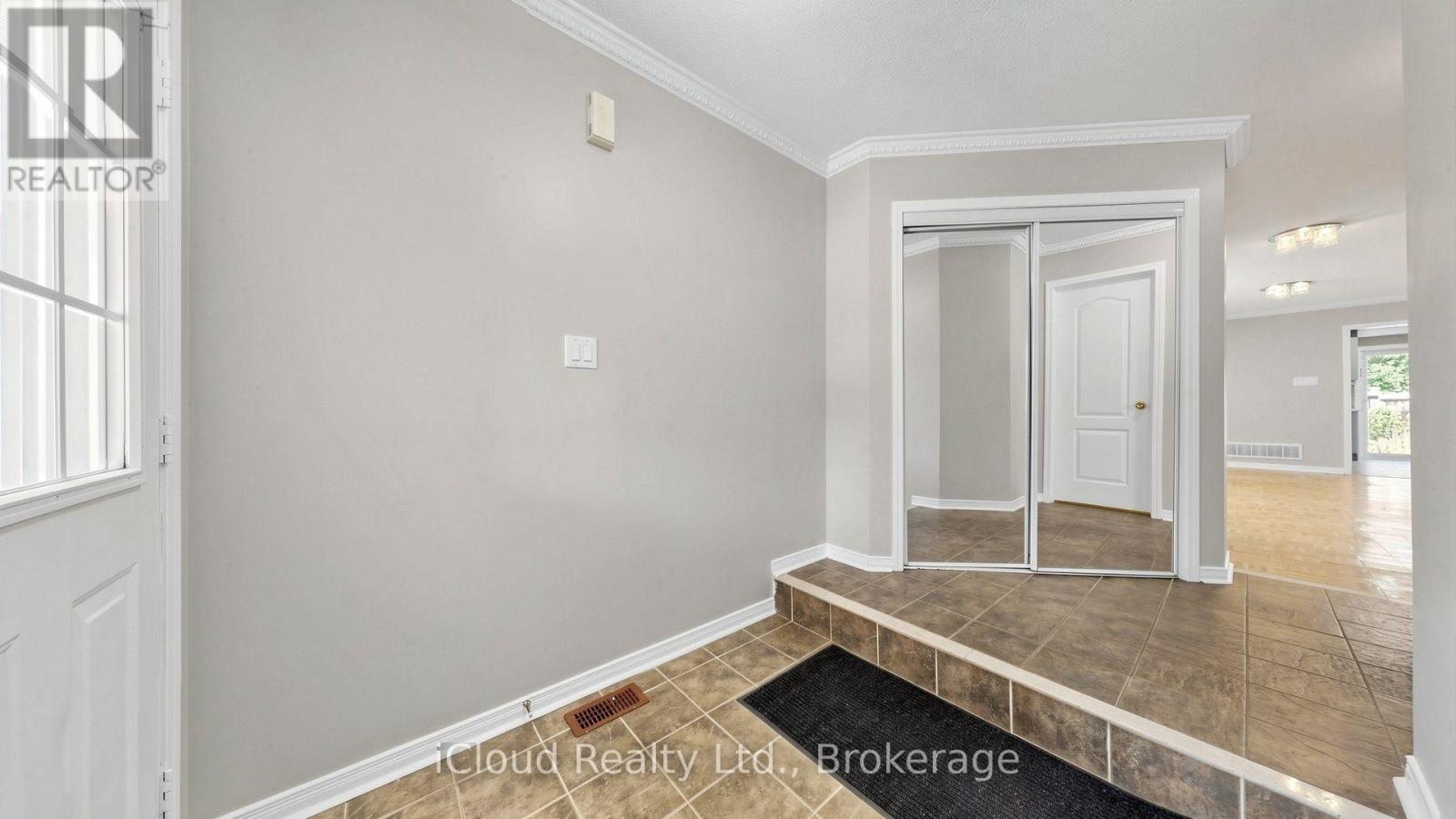 5661 Volpe Avenue, Mississauga, Ontario  L5V 3A6 - Photo 6 - W13644924