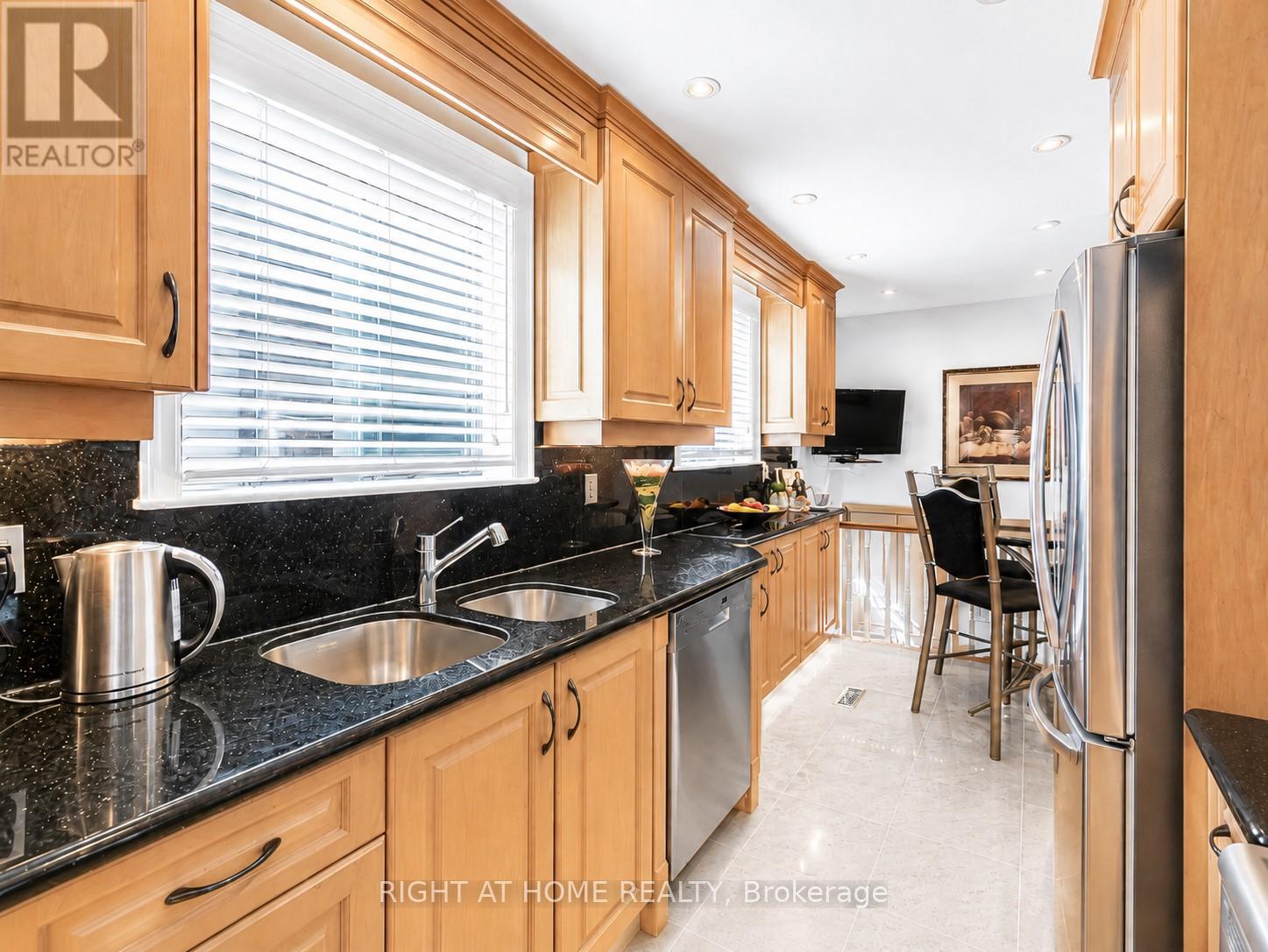 168 Springhead Gardens, Richmond Hill, Ontario  L4C 5C6 - Photo 13 - N13696918