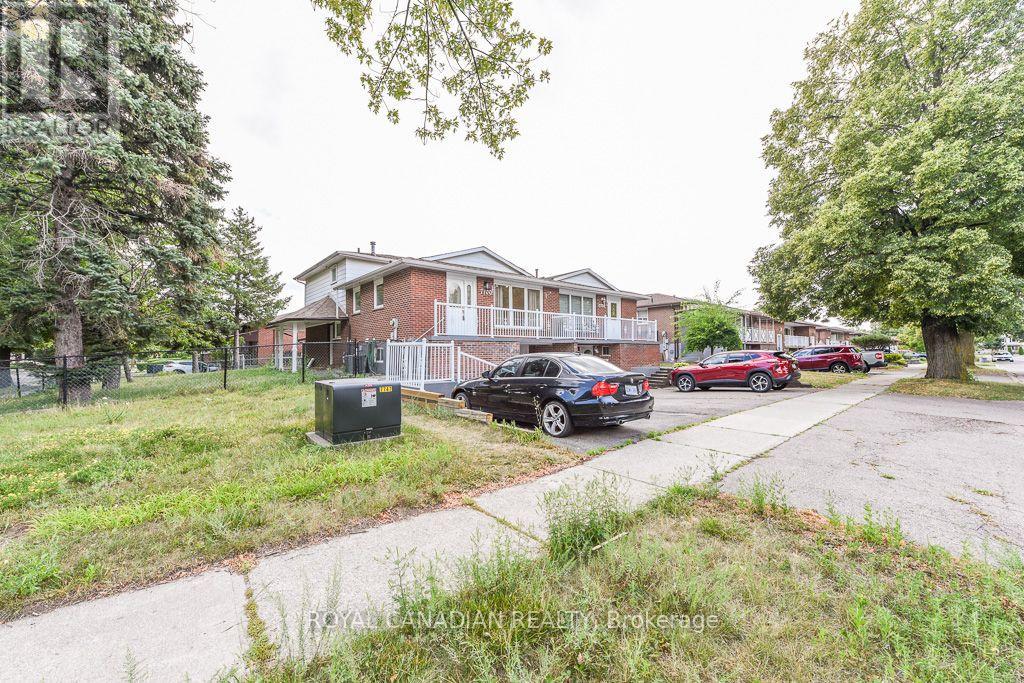 7700 Kittridge Drive, Mississauga, Ontario  L4T 3J6 - Photo 3 - W13697062