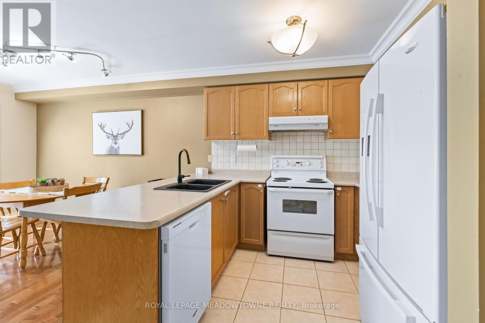 136 Dominion Gardens Drive, Halton Hills, Ontario  L7G 6B6 - Photo 10 - W13697128