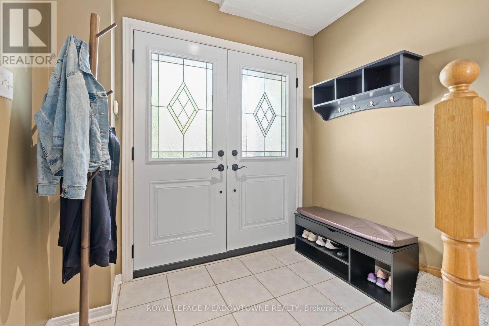 136 Dominion Gardens Drive, Halton Hills, Ontario  L7G 6B6 - Photo 3 - W13697128