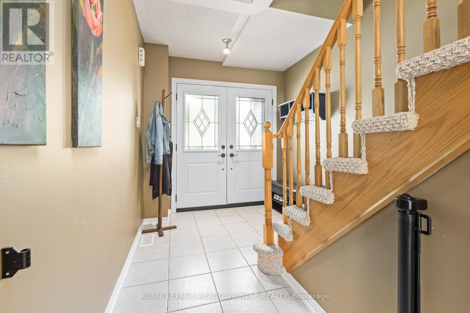 136 Dominion Gardens Drive, Halton Hills, Ontario  L7G 6B6 - Photo 4 - W13697128