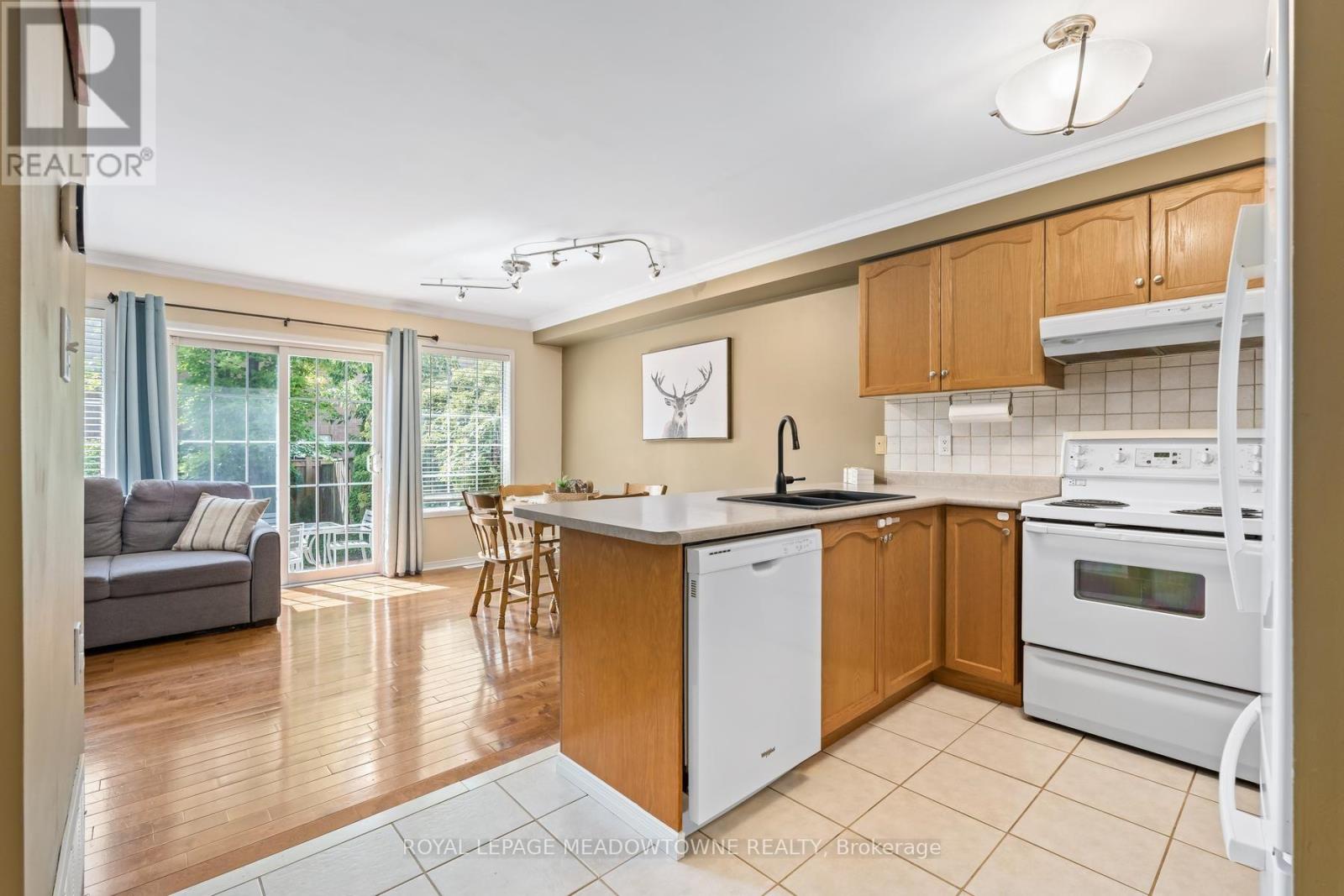 136 Dominion Gardens Drive, Halton Hills, Ontario  L7G 6B6 - Photo 6 - W13697128