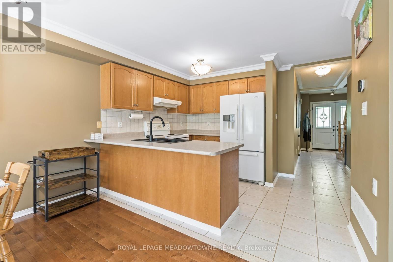 136 Dominion Gardens Drive, Halton Hills, Ontario  L7G 6B6 - Photo 7 - W13697128