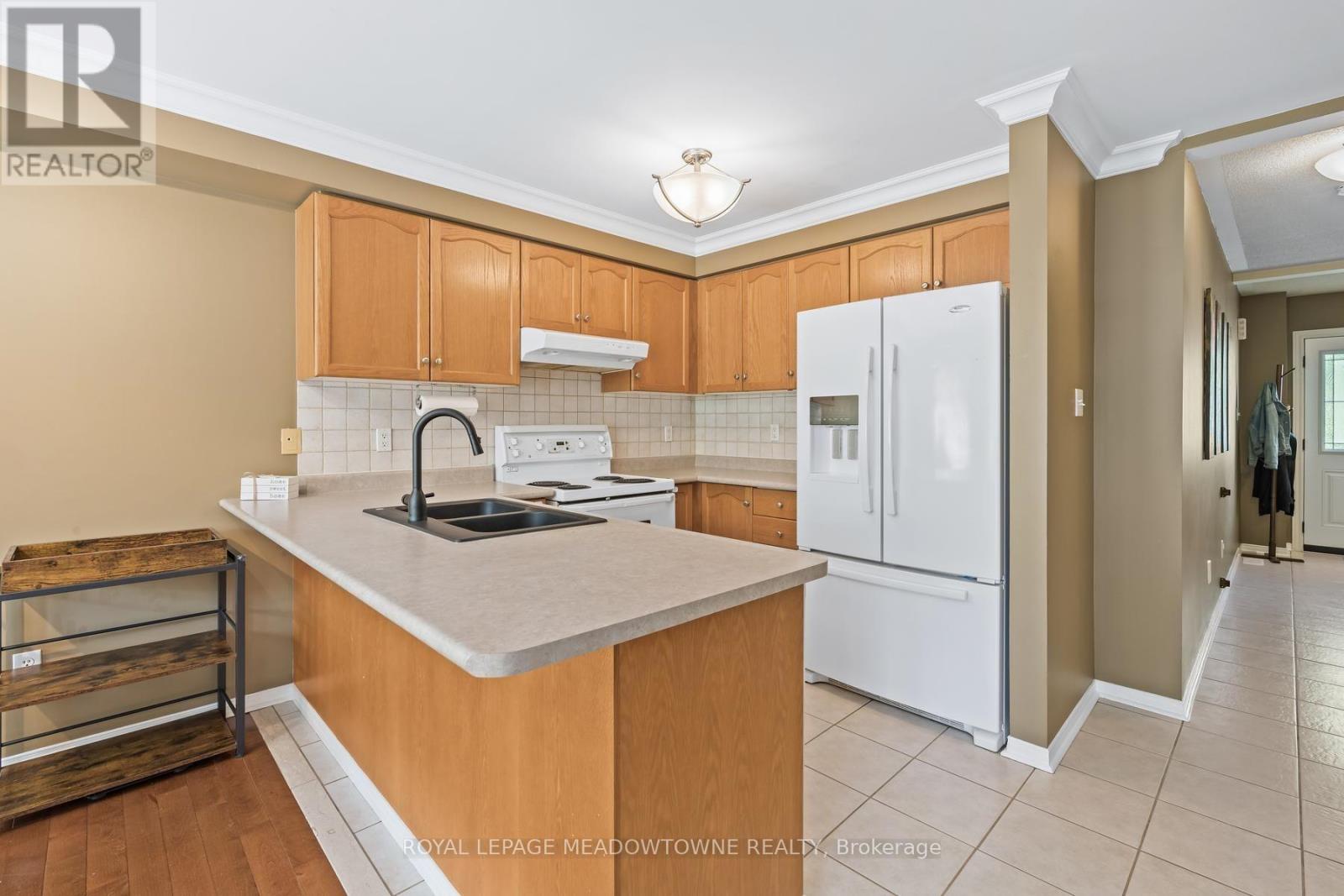 136 Dominion Gardens Drive, Halton Hills, Ontario  L7G 6B6 - Photo 8 - W13697128