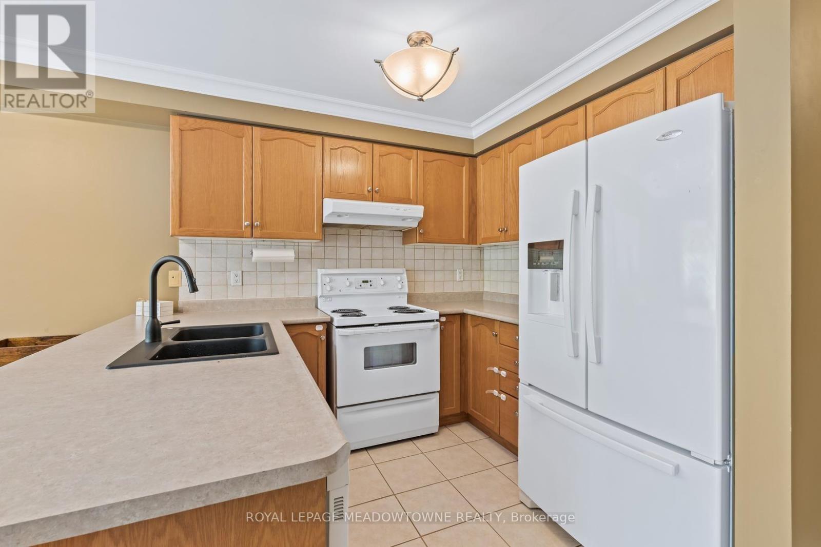 136 Dominion Gardens Drive, Halton Hills, Ontario  L7G 6B6 - Photo 9 - W13697128
