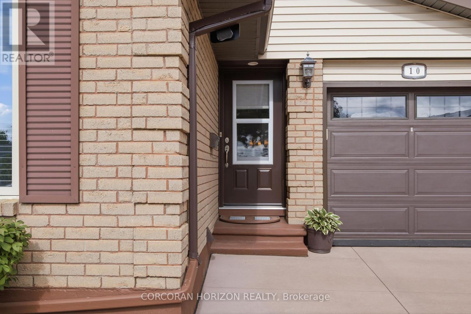 10 Macatee Place, Cambridge, Ontario  N1R 6Z8 - Photo 3 - X13696930