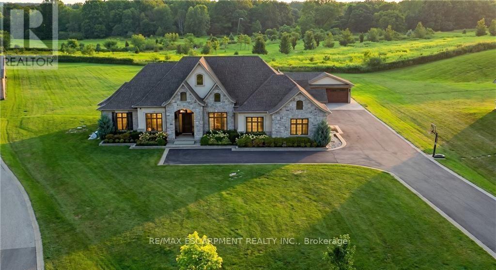 55 TEWS LANE, Hamilton, Ontario
