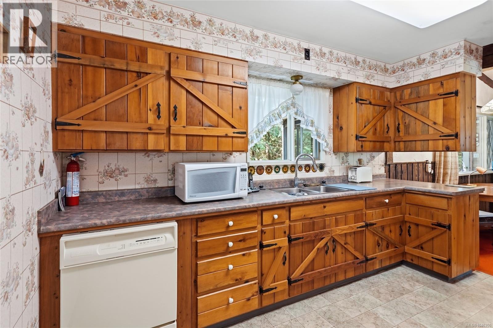 850 Village Way, Qualicum Beach, British Columbia  V9K 1K8 - Photo 3 - 1046350