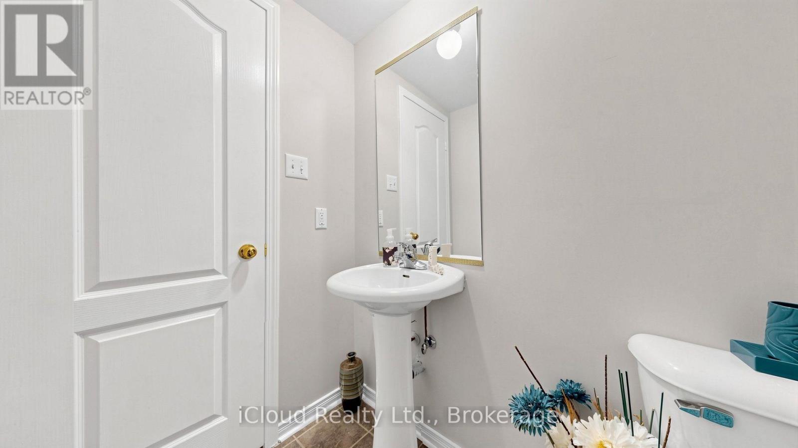 5661 Volpe Avenue, Mississauga, Ontario  L5V 3A6 - Photo 12 - W13644924