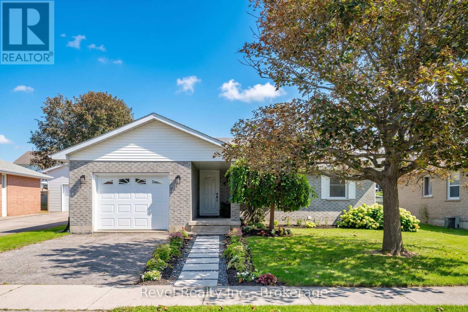 9 CRESTWOOD AVENUE, kawartha lakes (lindsay), Ontario