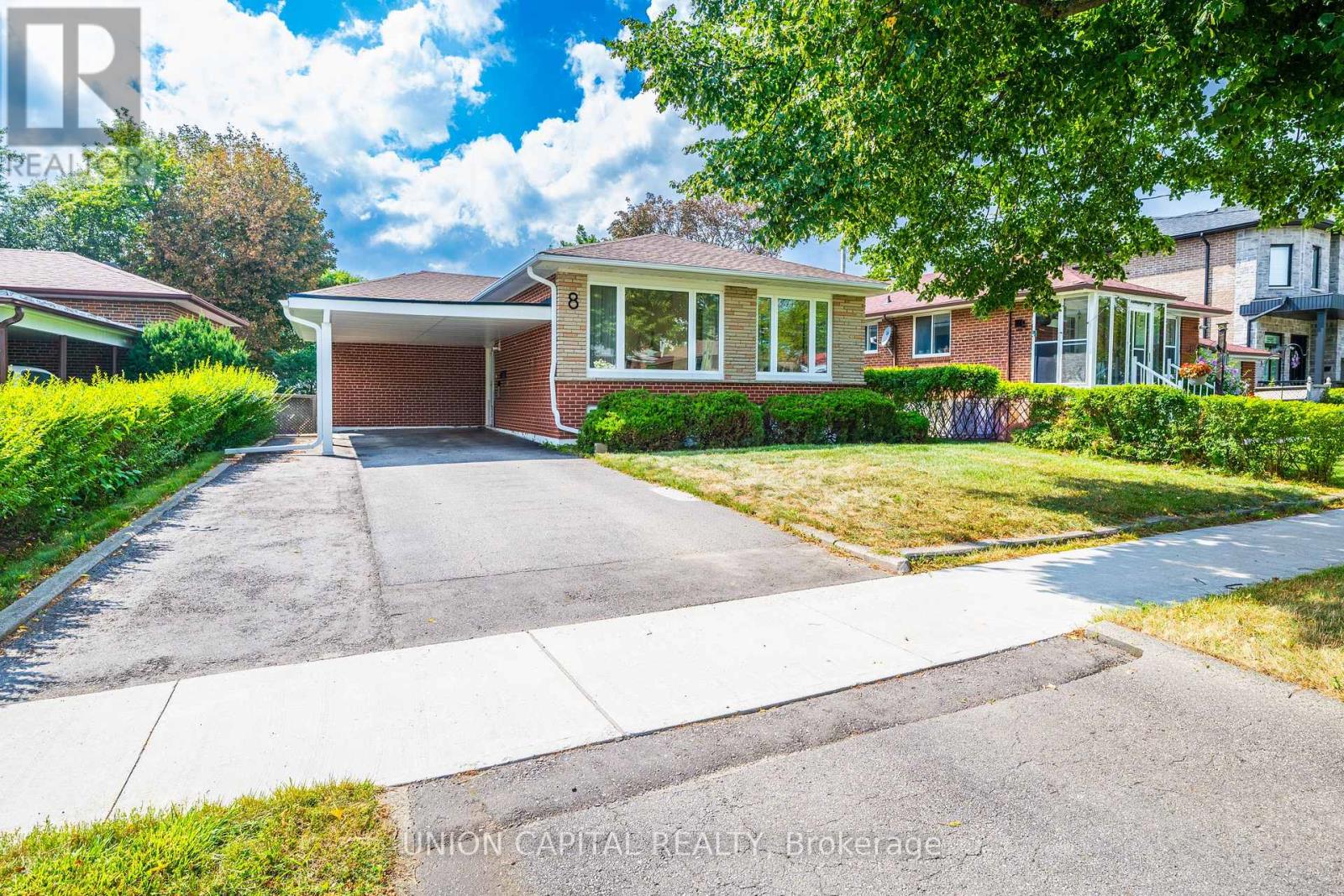 <div class="slider-price">$799,000</div><p>8 Baybrook Crescent, Toronto, Ontario</p>