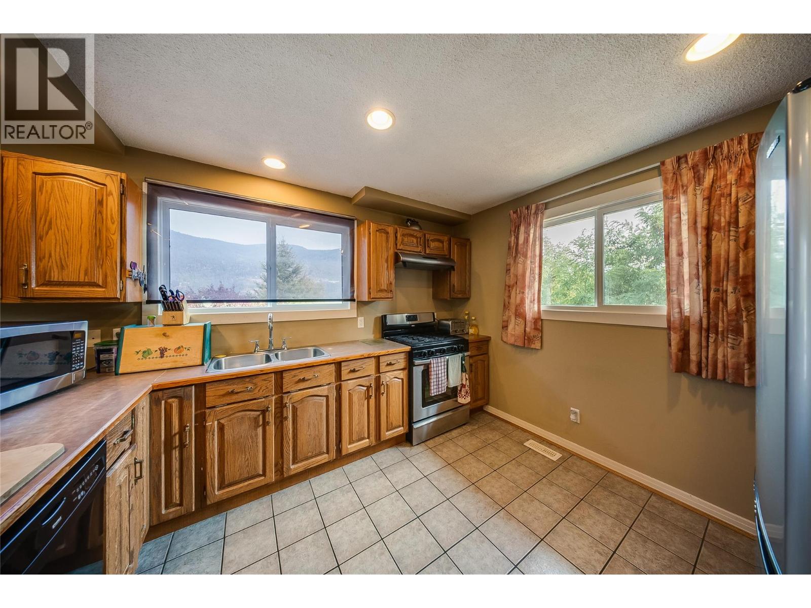 3509 5th Avenue, Castlegar, British Columbia  V1N 2V8 - Photo 16 - 10398093