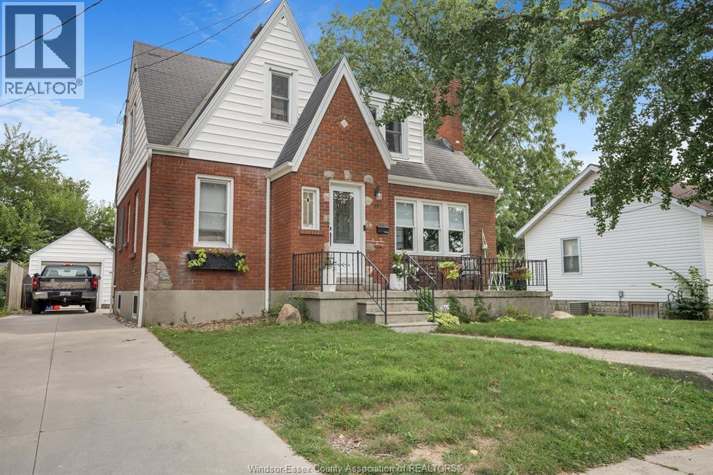 11 COLLEGE, Chatham, Ontario